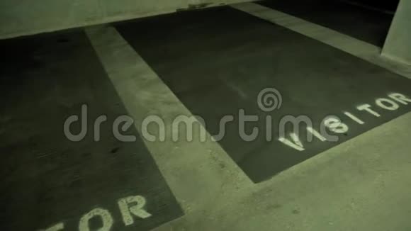 空客人在地下停车场的停车位视频的预览图