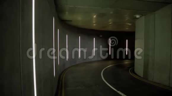 开进地下停车场的隧道视频的预览图