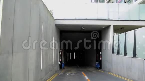 接近地下停车库隧道入口视频的预览图