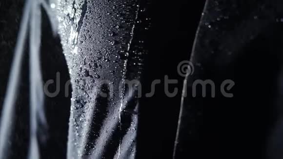 穿雨衣的男人视频的预览图