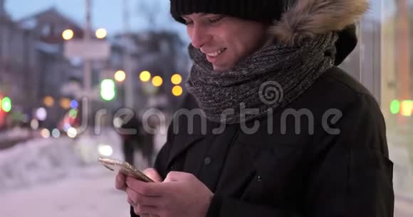 冬天男人在手机上打短信视频的预览图