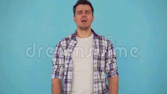 一个穿衬衫的中年男人有鼻塞问题用喷鼻剂视频的预览图