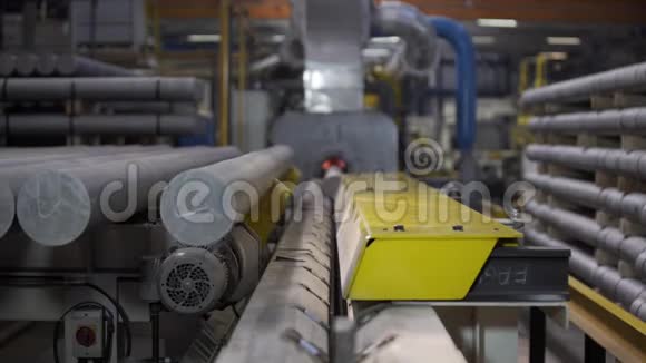 现代机器人铝挤压生产线工厂仓库塑料窗的制造视频的预览图