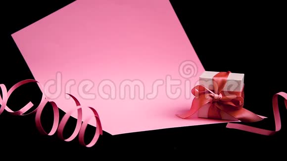 女性手把礼物盒放在粉红色丝带上视频的预览图
