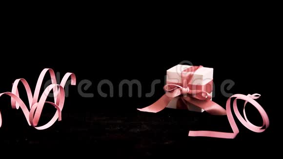女性手把礼物盒放在粉红色丝带上视频的预览图