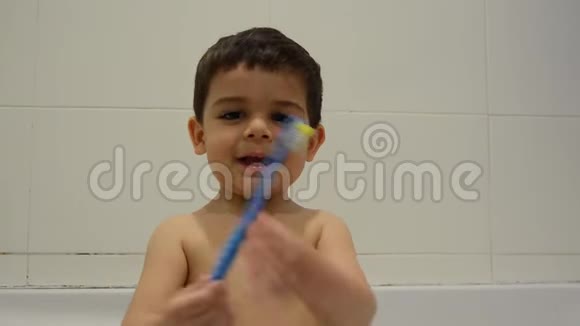可爱的两岁男孩在浴缸里刷牙视频的预览图