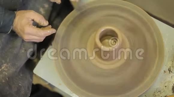 波特形成一个粘土产品与陶器工具上的陶轮顶部视图视频的预览图