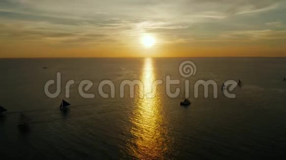 菲律宾长滩岛日落时出海的帆船帆船迎着美丽的日落视频的预览图