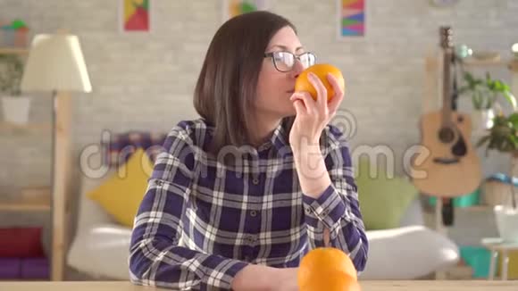 对橘子过敏那个年轻的女人闻了闻看着橘子视频的预览图