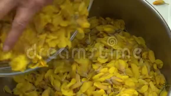 把黄花花瓣倒进锅里视频的预览图