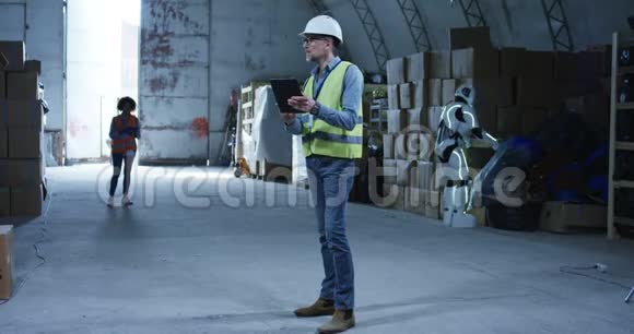 当机器人在后台工作时工程师在说话视频的预览图