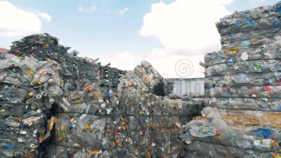 很多塑料堆放在一个大垃圾填埋场俯视视频的预览图