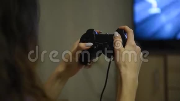 用控制器关闭女性手玩电子游戏视频的预览图