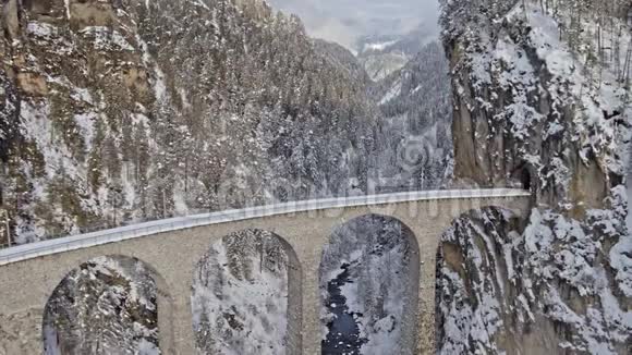 瑞士高架铁路兰德瓦塞尔冬季航空4k视频的预览图