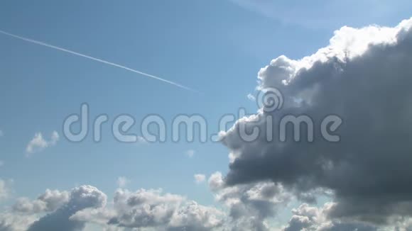 蓝色天空中的积云靠近一条线视频的预览图