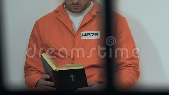 高加索男性囚犯在牢房里读圣经希望得到宽恕视频的预览图