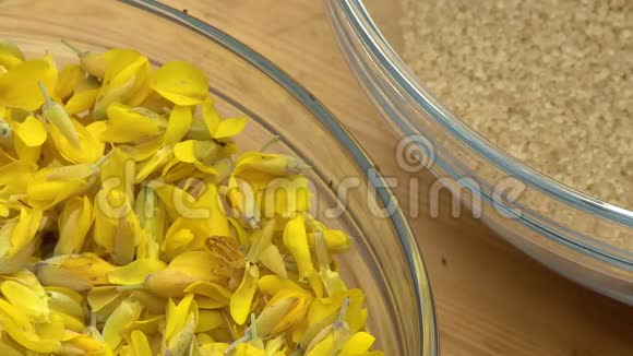 玻璃碗中的黄花花瓣视频的预览图