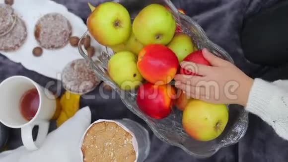秋天野餐时吃红苹果孩子拿了一个苹果视频的预览图