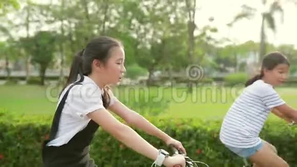 亚裔少年骑自行车回家村视频的预览图