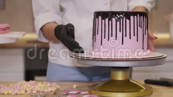 女面包师正在用小软糖装饰生日蛋糕视频的预览图