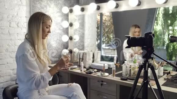 一位化妆师正在做她的相机化妆教程视频的预览图