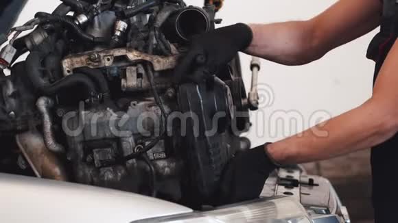 汽车修理厂汽车修理用手套修理技工视频的预览图