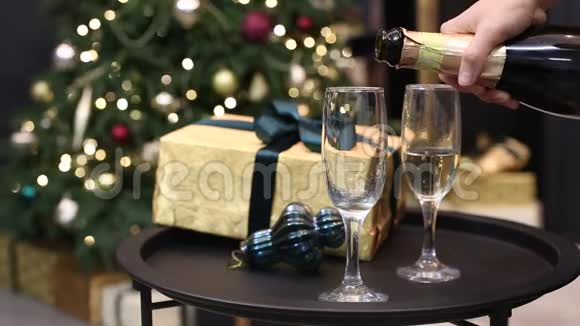 庆祝香槟玻璃泡泡圣诞树视频的预览图
