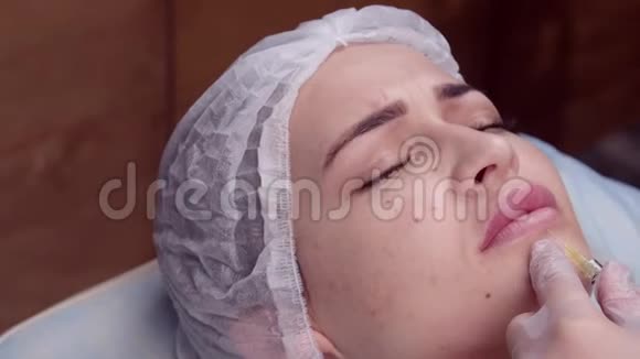 抗老化的概念年轻女子在美容诊所接受面部注射视频的预览图