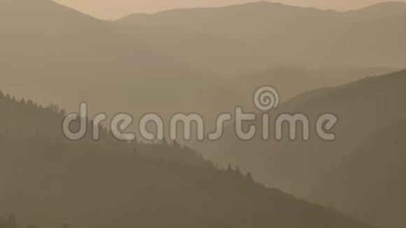 山的轮廓晨雾蒙蒙的群山山脉的斜坡视频的预览图