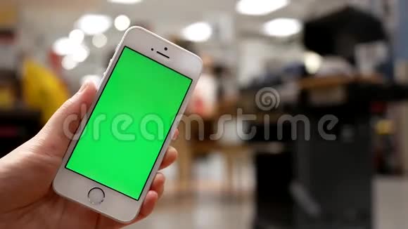 女子持绿屏手机o的动作视频的预览图