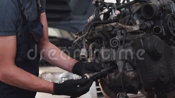 服务中心汽车修理工修理发动机视频的预览图