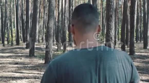 人类在森林中缓慢地行走视频的预览图