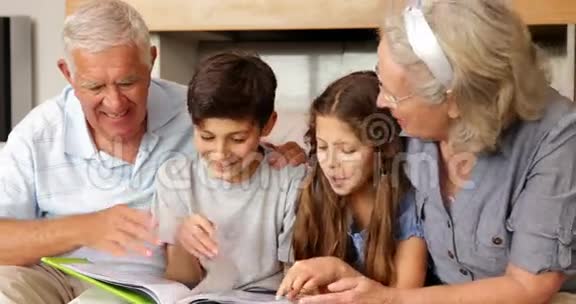 祖父母和孙子孙女聊天看相册视频的预览图