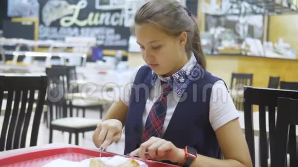 少女在学校食堂吃午饭视频的预览图