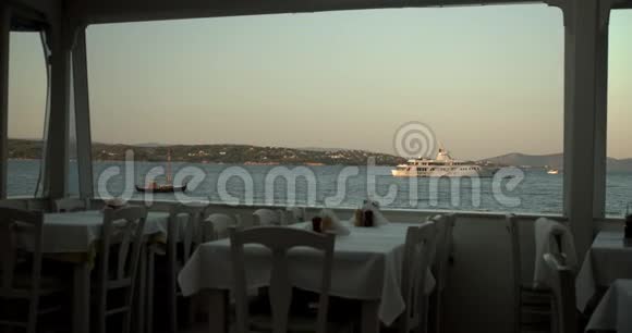 从傍晚海面上的希腊餐厅观赏在斯佩塞斯岛上的一个安静的夜晚视频的预览图