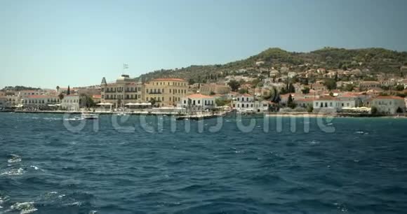 从游艇或船上观赏希腊的斯佩兹斯阿尔戈萨罗尼克岛水海希腊由约翰福尔斯视频的预览图