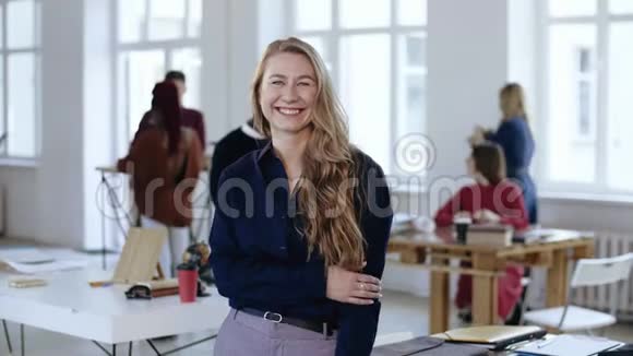 快乐年轻的CEO商业女性的肖像金发正式的衣服在现代办公室工作场所对着相机微笑视频的预览图