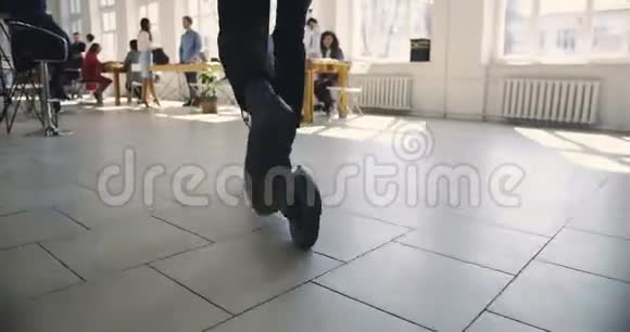 年轻的商业经理骑着踢滑板车在现代时尚的办公室未来主义的多民族阁楼工作氛围视频的预览图