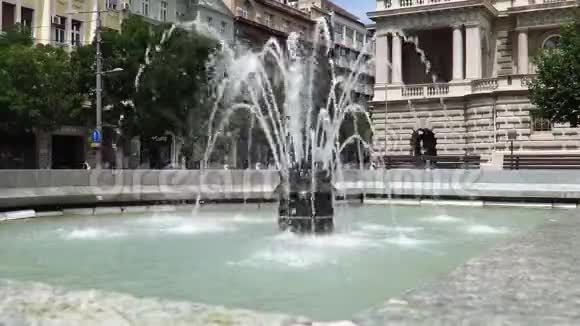 塞尔维亚总统大楼前的公共喷泉视频的预览图
