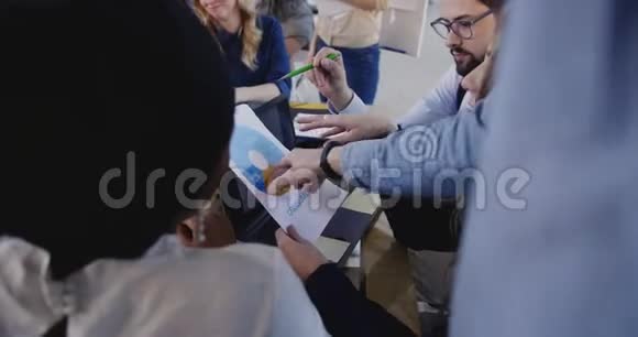 多民族营销公司经理在阁楼办公桌上与图表和笔记本电脑一起工作健康的工作场所视频的预览图