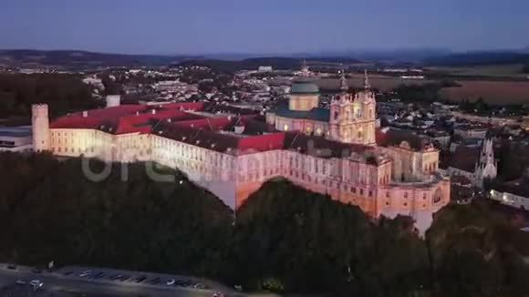 奥地利梅尔克修道院夜间空中超垂视频的预览图