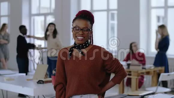 年轻快乐的非洲设计肖像专业开朗的商业女性戴着眼镜在时髦的办公室微笑视频的预览图