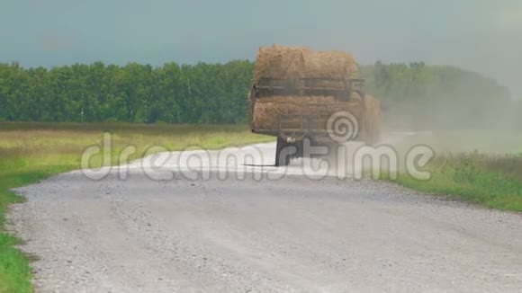 拖拉机驾驶干草捆农业农村农场视频的预览图