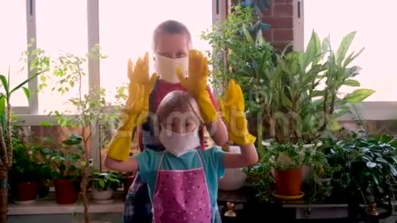 小可爱的女孩和男孩戴着防护面具和防护橡胶手套在胡闹冠状病毒视频的预览图