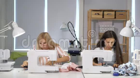 缝纫工人在工作时在缝纫机上缝制衣服侧视视频的预览图