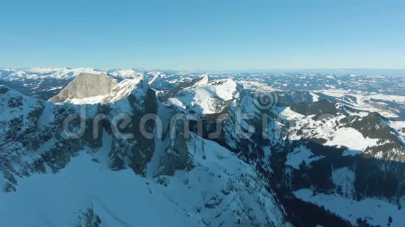 皮斯山和雪山在冬季瑞士鸟瞰图视频的预览图