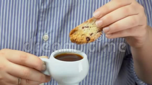 女人在浓咖啡里蘸着Cantucci饼干视频的预览图