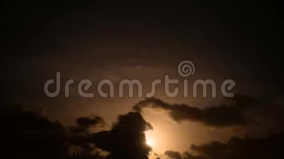 云随月在喜怒无常的星星夜空上运动自然延时4k视频的预览图