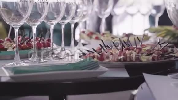 配有酒杯和食物特写的华丽桌子视频的预览图