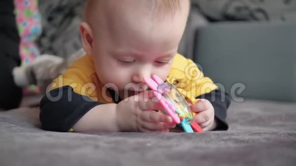 可爱的5个月大的男孩玩着一个出牙玩具视频的预览图